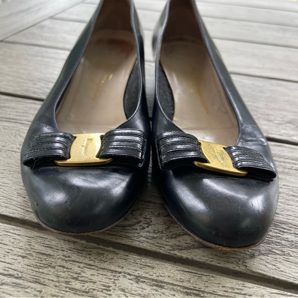 Ferragamo Vara Bow Black Leather Low Block Heel Pumps Womens Size 7.5 - Picture 4 of 9